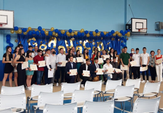 Unha trintena de alumnos e alumnas de 4º da ESO do CPI Cernadas de Castro de Lousame celebra o seu acto de gradación